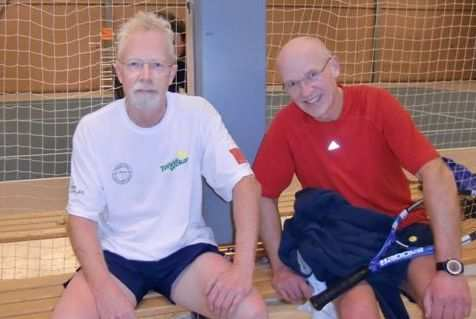 Ytterligare några foton: Sveriges Tennisveteraner. En av klubbens mest erfarna tävlingsledare, Åke Öijermark, såg till att spelschemat hölls.