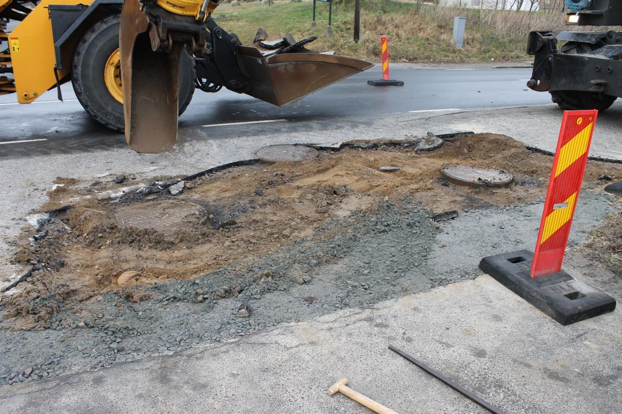 Figur 5. En ca 5x2 meter stor schaktgrop togs upp på platsen för tre befintliga brunnar. Den nya råvattenledningen drogs omedelbart intill brunnarna. Foto mot sydväst.