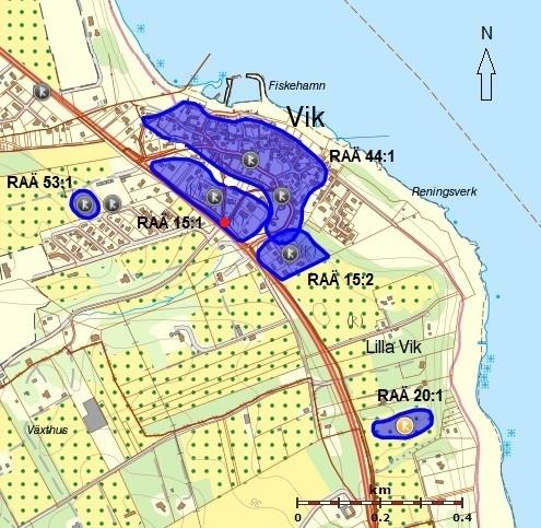 Figur 3. Vik-boplatsen (RAÄ 15:1-2) samt närliggande fornlämningar. Platsen för undersökningen är markerad med en röd prick. Karta ur Riksantikvarieämbetets FMIS/fornsök.