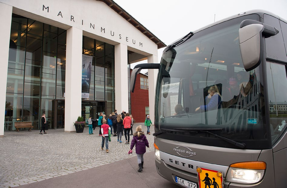 På försök under hösten kunde skolklasser åka gratis buss till Marinmuseum. Fotograf Erling Klintefors. dessvärre nådde vi inte denna målsättning.