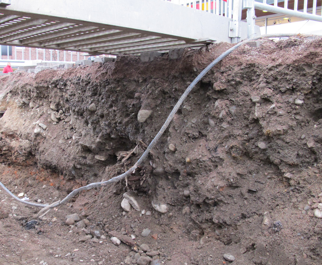 Schaktet fortsatte åt sydväst 13 meter; 2 meter brett och 1,2 meter djupt. Flera ledningar korsade schaktet.