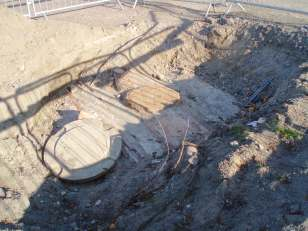 En brunn vid Kärnan i Helsingborg Fig. 4. Valv som täckte brunnen. Däxel i mellersta valvet. Betonglocket täcker det hål i valvet som uppstod vid schaktningen.