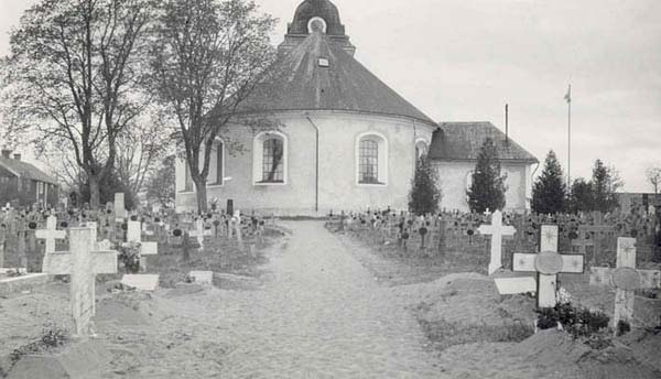 Fotografier tagna 1936, d v s året före, visar ett delvis glest linjegravsområde öster om kyrkan, stora granar längs kyrkans östra och norra fasad som ytterligare stora träd på kyrkogården.