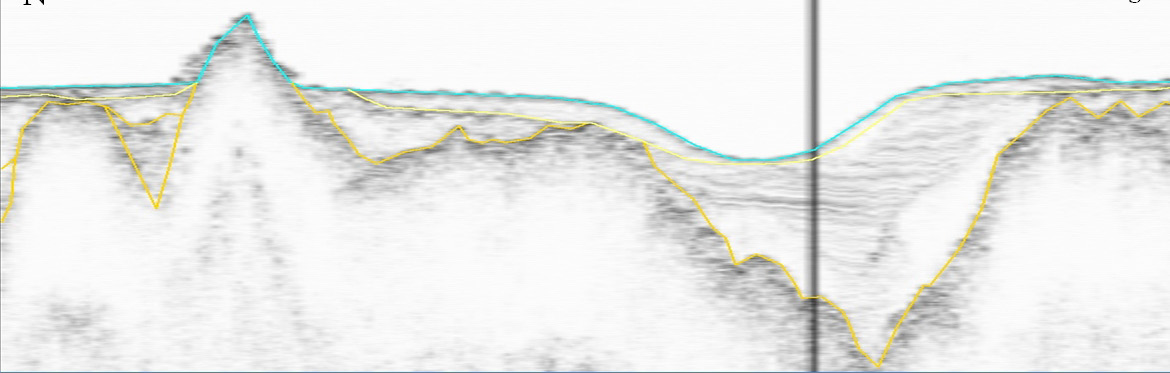 O V Figur 13. Utsnitt ur sedimentekolod 07b_0144. Berg finns i bottenytan, men där finns även glacial och postglacial lera. N S Figur 14. Utsnitt ur sedimentekolodsprofil 07b_0158.