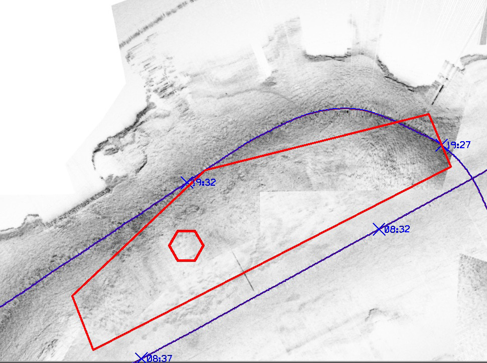 O V Figur 40. Mätlinje 08b_009. Prov 08b_027 vid blåa vertikala linjen. I profilen kan man ana muddermassor vid provtagningsplatsen. Figur 41.
