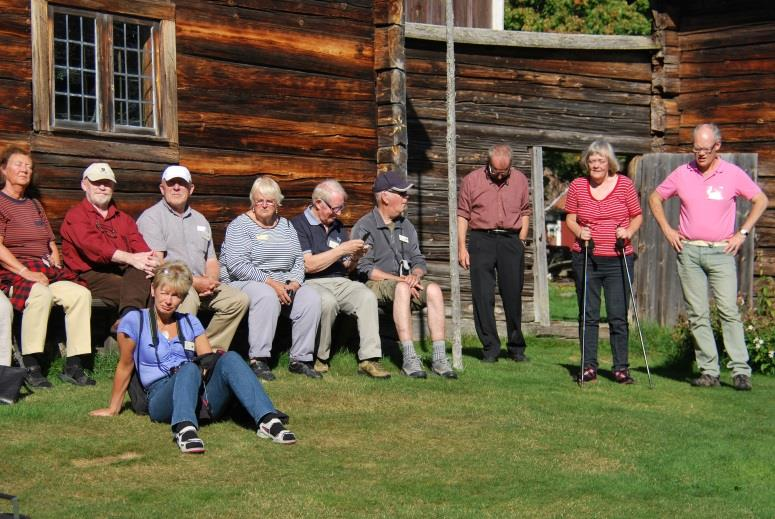 12 utgjorde, praktiserade Järvsöbönderna ända till slutet av 1800-talet ett tregårdssystem med hemgård, bodeland och fäbod. Man var noga med betesgränserna, t ex mellan vallar och bodeland.