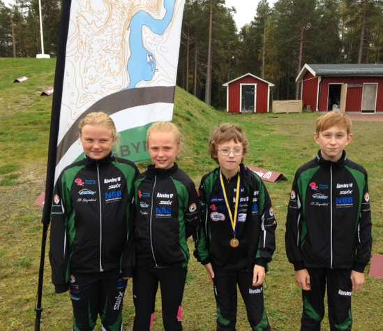 Våra tävlingsaktiva ungdomar har under säsongen fixat många medaljer i DM tävlingarna både i skid ol och i vanlig orienteringslöpning. Vi lyckades även i år ställa upp med ett D13-16 på DM stafetten.