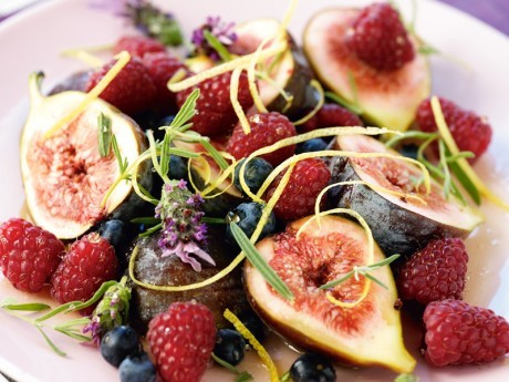 5 Foto: Ulrika Pousette Sallad med färska fikon, bär och honungssås Ingredienser 4 personer 4-5 st fikon, färska 2 dl hallon 2 dl blåbär 1 st citron, rivet skal lavendelblommor, (ev) Sås: 2 msk