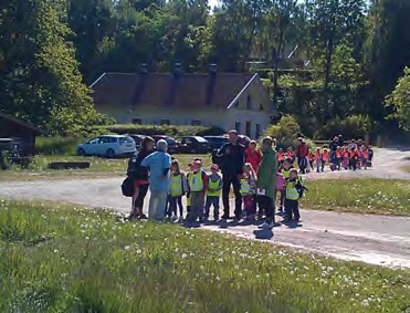 Alla barnen kommer till Råbäcks mekaniska stenhuggeri.