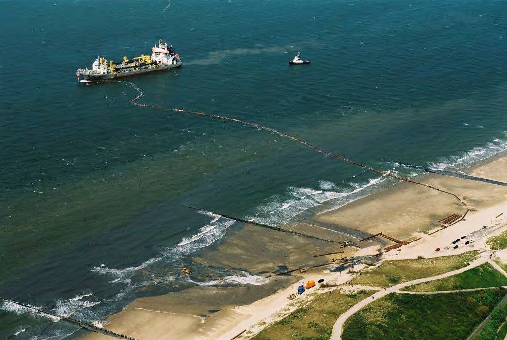 Bilaga 1 Strandfodring Det mest naturliga sättet att skydda stränder mot erosion och därav risk för översvämning är att återställa en eroderande strand till sitt ursprungliga utseende, alternativt