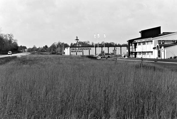 Skolbyggnad och f d lärarbostad från 1928 (Bredaryd 44:1) En bit från skolområdet, vid Norregårdsvägen, ligger två större frikyrkolokaler, Bredaryds missionskyrka (Bredaryd 4:34) invigd 1926 och