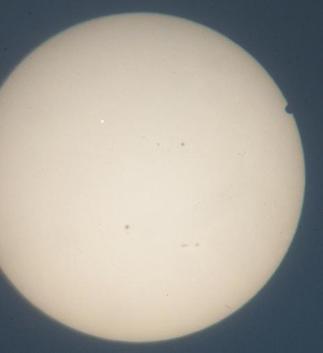 12 Här har silhuetten av Venus nått solskivans kant, den s.k. tredje kontakten. Ytterligare några minuter senare var skådespelet över.