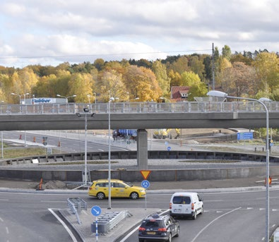 Roslagsbanan trafikerar nu ovan markplan. Sedan första spadaget 2010 har trafikplatsen växt fram bit för bit.