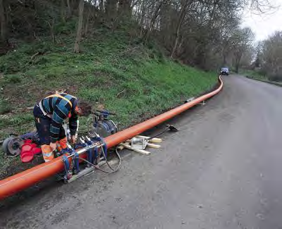 2. Under tiden svetsas kabelröret samman till sin fulla längd (se figur 4.7), och transporteras till mynningen av borrhuvudet. Kabelröret är av PE (polyethylen) och är självflytande i vatten. 3.