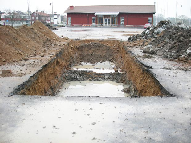 FU Kv. Bojen, Mariestad Fig. 3. I flera schakt (2-8) var det grå lerlagret påverkat av en oljeläcka som skett i närheten, Detta var tydligt främst i schakt 6.