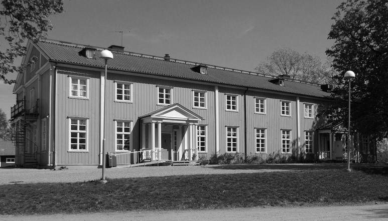 skogen och sågade detta när vårsolen började titta fram. Vad gjorde vi för övrigt under vinterhalvåret? Vi tog upp is på tjärnen Vitmossen.