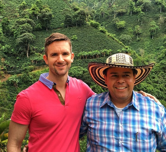 Senior Sourcing Manager András Koroknay-Pál på besök på Juan Correas kaffeplantage i Colombia.