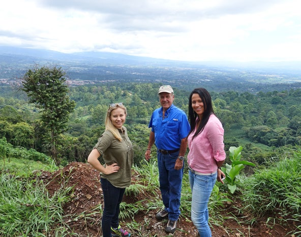 Anna Vänskä och Katariina Aho på besök på familjeplantagen Miramonte i Costa Rica. Plantagen ägs av familjen Guardián som har odlat kaffe i fem generationer, sedan 1917.