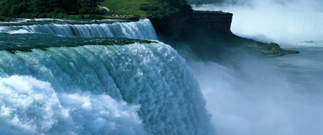 Ex. 40 I Niagarafallen rinner ungefär 5.71 10 6 kg vatten per sekund.
