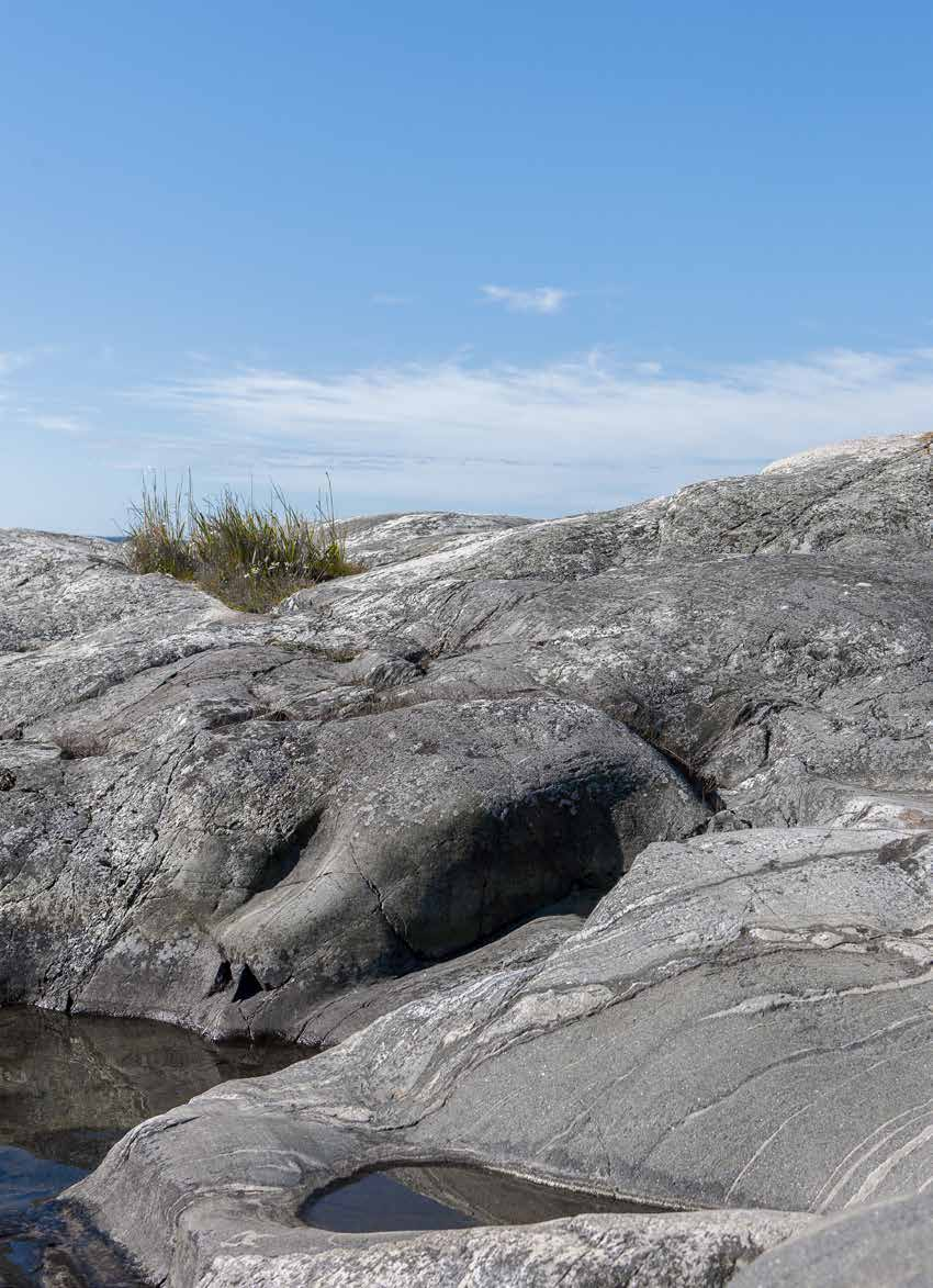 VÄTKUTERIEN Elegant minimalism utmärker duschmodellerna i den här serien. Västkustlandskapet med sina saltstänkta klippor har varit utgångspunkten för modellerna.