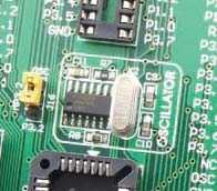 Easy8051 v6 utvecklingssystem 9 8051-mikroprocessorer programmeras med hjälp av SPI seriell kommunikation som används ben MISO, MOSI och SCK på mikroprocessorn.