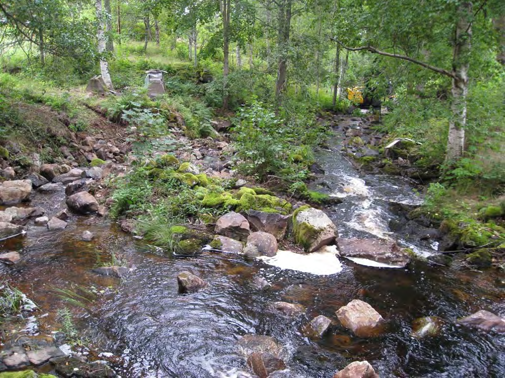 Bild 9 A. H 3 från den andra träbron nedströms före. Bild 9 B.