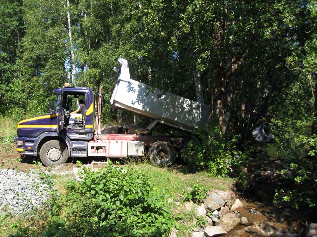 H 4 vandringshinder vid damm Berget. Definitivt vandringshinder. Arbetet började redan under 2008 med att frakta fram stenmaterial och justera väg.