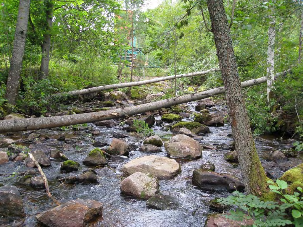 Bild 17 A. Bild uppströms mot kalkdoserare. Före åtgärd. Bild 17 B. Uppströms mot H 4 kalkdoserare. Efter åtgärd.