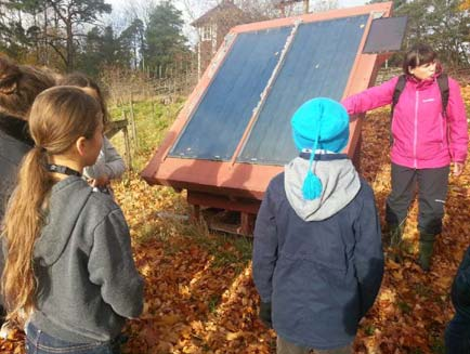 Elever åk 6 studerar skillnaden på solceller och solfångare under kursen Klimat och energi. I kursen Klimat och energi tränar eleverna bl.a. att göra upp eld med tändstål och lär mer om brandskydd.