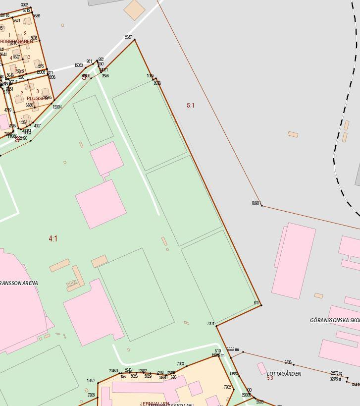 3(11) Ovan med orange streckad linje markerade områden ingår i detaljplanen. Den svarta pilen indikerar nordlig riktning.