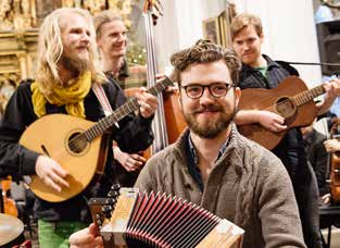 Folk- och världsmusik Konsertframträdanden i olika sammanhang ingår som en viktig del av utbildningen.