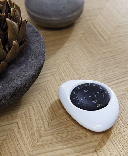 Starta enkelt Pebble fjärrkontroll PowerView Pebble fjärrkontroll är enkelt designad och ligger skönt i handen, samtidigt som den är utgångspunkten för hela PowerView -systemet.