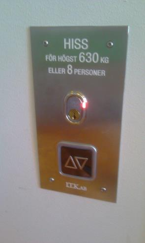 I hisskorg utföres digital stannplansindikator. Vid tre eller fler stannplan utföres talande besked för stannplan och för upp- eller nedfärd.