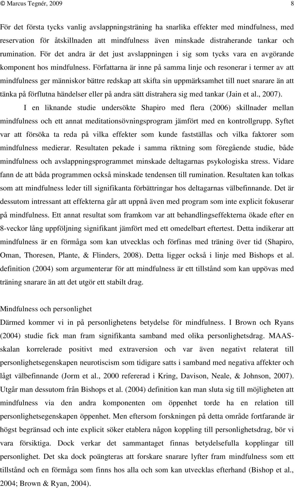 Författarna är inne på samma linje och resonerar i termer av att mindfulness ger människor bättre redskap att skifta sin uppmärksamhet till nuet snarare än att tänka på förflutna händelser eller på