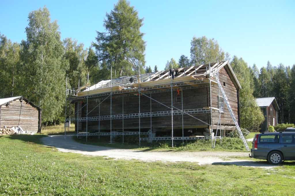 Vid genomgången på plats 2014-04-08 uppmärksammades att bristen på provisoriskt tak över pigkammarens västra del hade lett till att snö hade lagt sig ovanpå pigkammarens undertak och sedan smält och