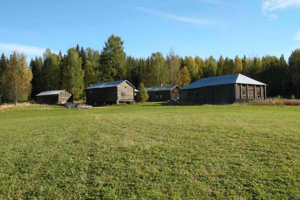 Figur 2. Vedboden, stallet, bostadshuset Yst på gården och ladugårdskomplexet. Foto från sydväst, Daniel Olsson, Länsmuseet Gävleborg 2012-09-21.