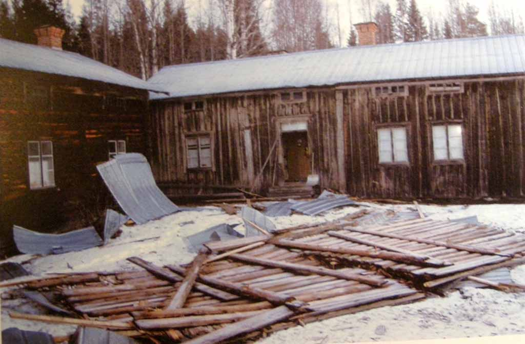 dessa hus är uppförda i timmer i 1½ våning med oinredd vind och har tak av pannplåt. Jordkällaren, som är byggd av sten, är belägen rakt norr om bostadshuset Yst på gården.