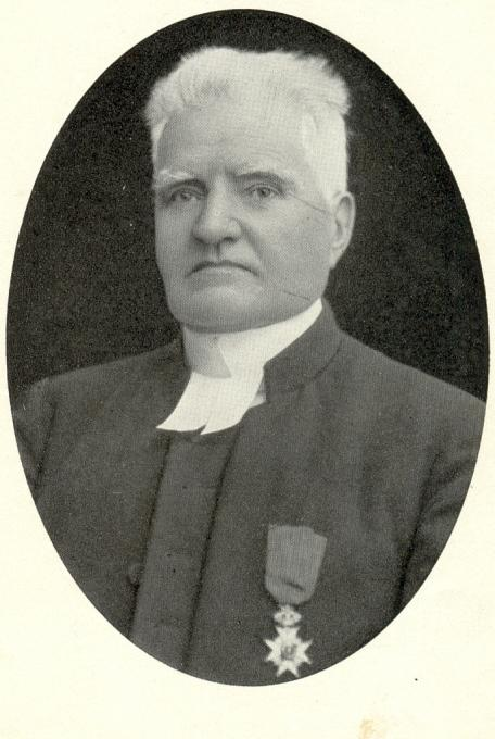 Sven August Hjelmgren (254). kyrkoherde. Born 1853-08-06 in Axaryd, Hjälmseryd (F) (husförhörslängd). Died 1935-03-24 in Växjö. " Hemmet i Fägerhult var strängt religiös.
