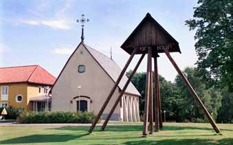 Lysekils kyrka ligger på höjden ovanför staden, med utsikt över västerhavet.