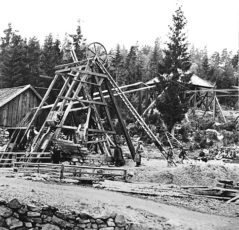 Fig. 4. Erikagruvan, Guldsmedshyttan. Foto: 1860-talet, fotograf okänd. Ur Lindesbergs museums arkiv(www.bergsbruk.se/vastmanland/gsmhyttan.htm.