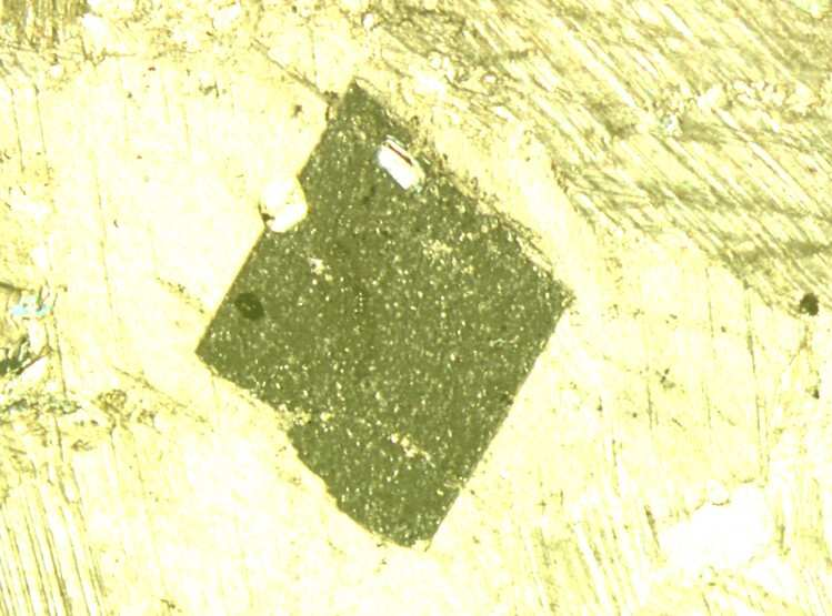 Fig. 2. Andra generationens euhedrala dolomit kristall i en första generations dolomit korn.