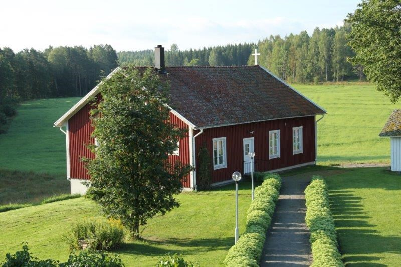 En hälsning från Sörgården Nu är det högsommar och Sörgården sjuder av liv. Vi har under våren målat och bytt delar av köket på Haga. Det är nu uthyrt igen.