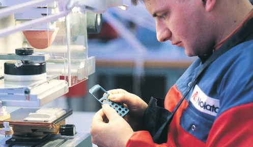 gång, både genom tillförandet av nya kunder och genom sitt stora kunnande inom mobiltelefonområdet. UTBYGGNAD OCKSÅ I SVERIGE Även i Sverige bygger vi ut kapaciteten.