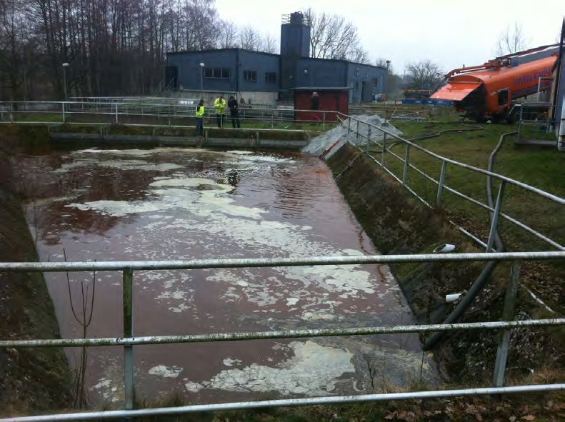 10 Bild 7: På denna bild ser man hur järnkloriden följt bottenplattan och läckt ut mellan densamma och väggen.