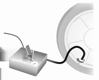 192 Bilvård 10. Ställ vippströmställaren på kompressorn på I. Däcket fylls med tätningsmedel. 11.