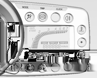 Instrument och reglage 67 trycka på upp/ned-knapparna { eller } på instrumentpanelens högra sida. Observera!