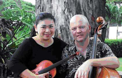 17 JULI KL 19 Duo Ke Mele Nani Mia Lai-Carlson violin Jonas Carlson cello och piano Duo Ke Mele Nani betyder vacker musik på hawaiianska.