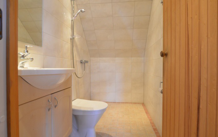 Badrum med dusch Helkaklat badrum med dusch renoverat 2005. Inrett i jordnära färger.
