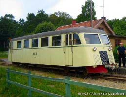 7. Vedgård och oljebod. I vedgården vid verkstaden förvaras och sågas den ved som används vid påeldningen av ångloken. Där finns även ett förråd för vedförvaring.