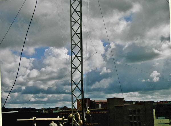 6 Bild: Bertil Bengtsson Två trådantenner är fästa vid masten längre ned. Dels en liggande loopantenn för alla amatörradiobanden.